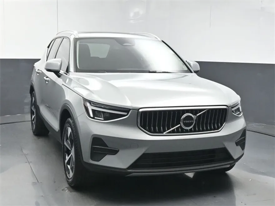 2025 Volvo XC40 Core photo 1