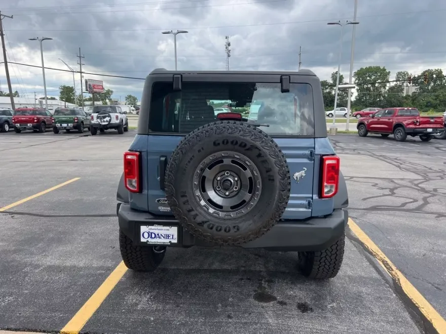 2025 Ford Bronco Base photo 1