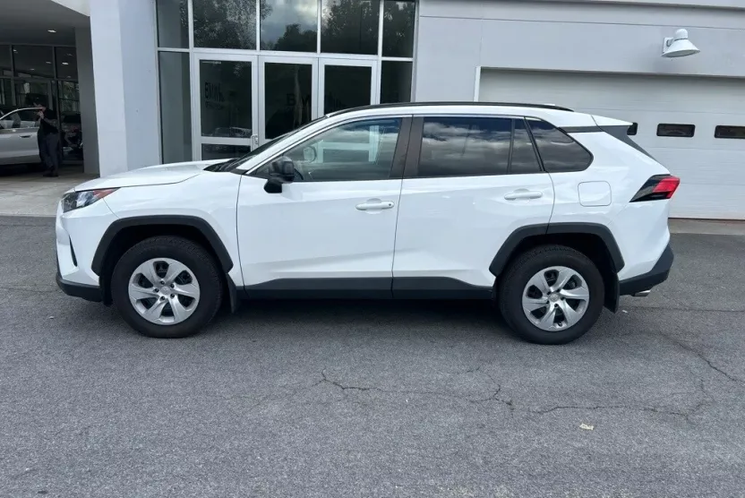 2020 Toyota RAV4 LE photo 1