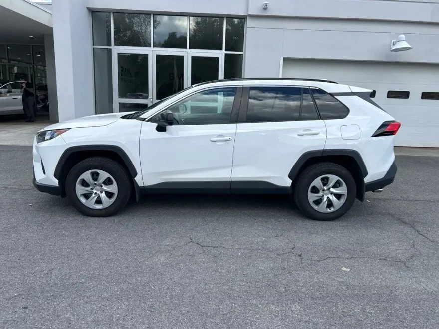 2020 Toyota RAV4 LE photo 1