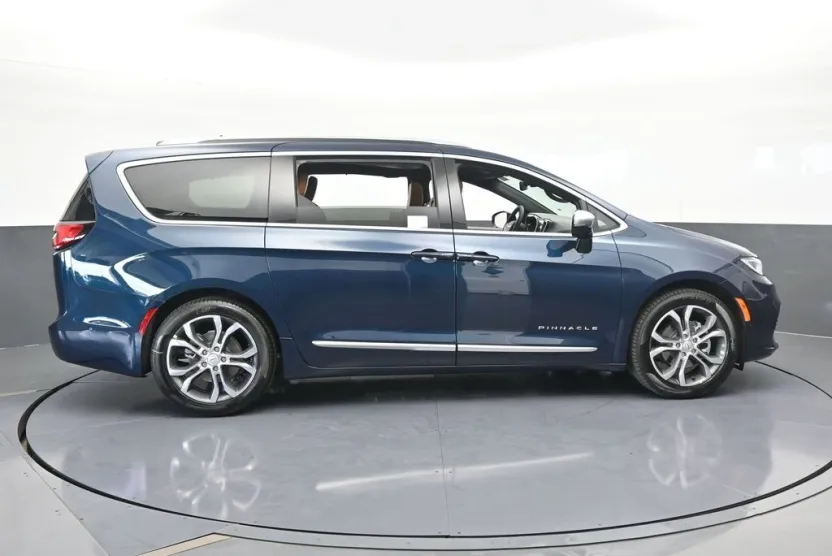 2025 Chrysler Pacifica Pinnacle photo 1