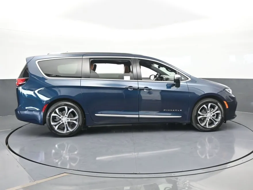 2025 Chrysler Pacifica Pinnacle photo 1