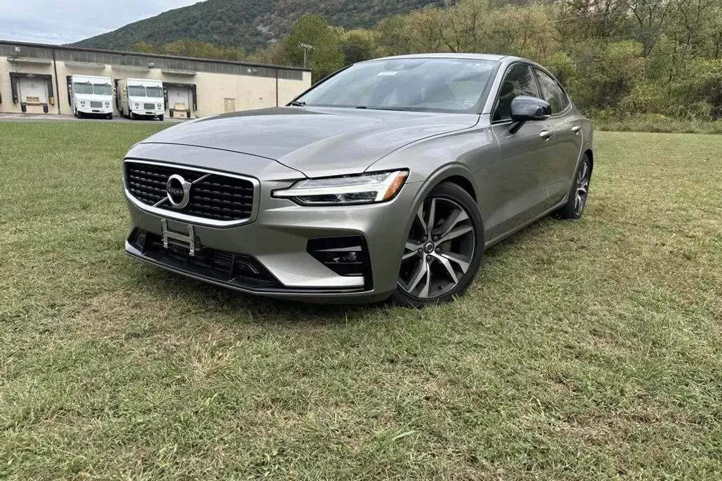 2019 Volvo S60 T6 AWD R-Design photo 1