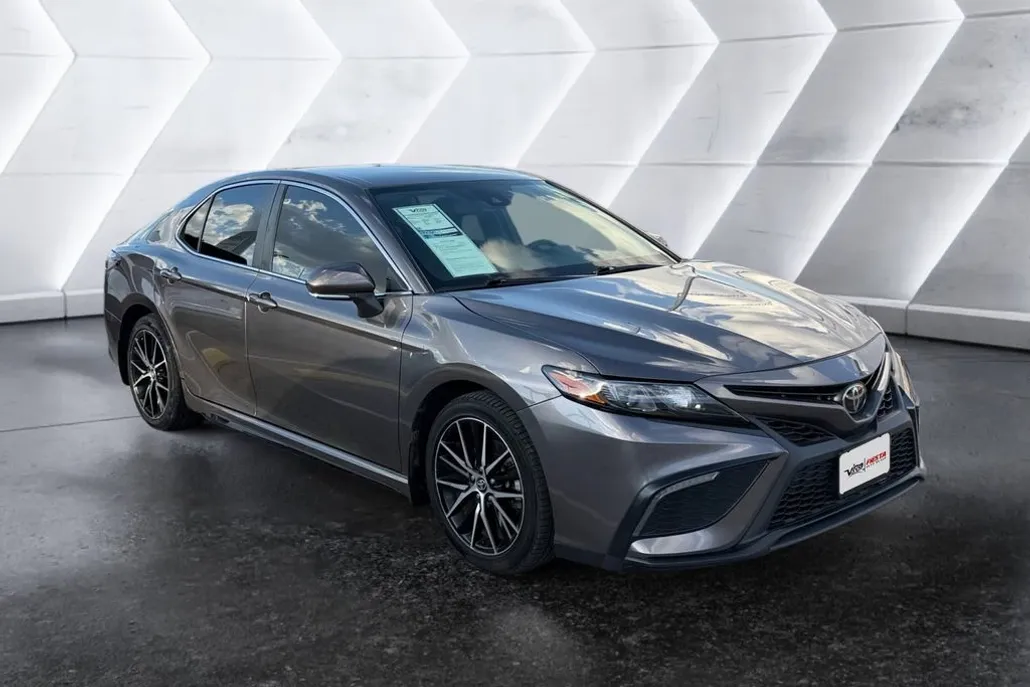 2024 Toyota Camry SE photo 1