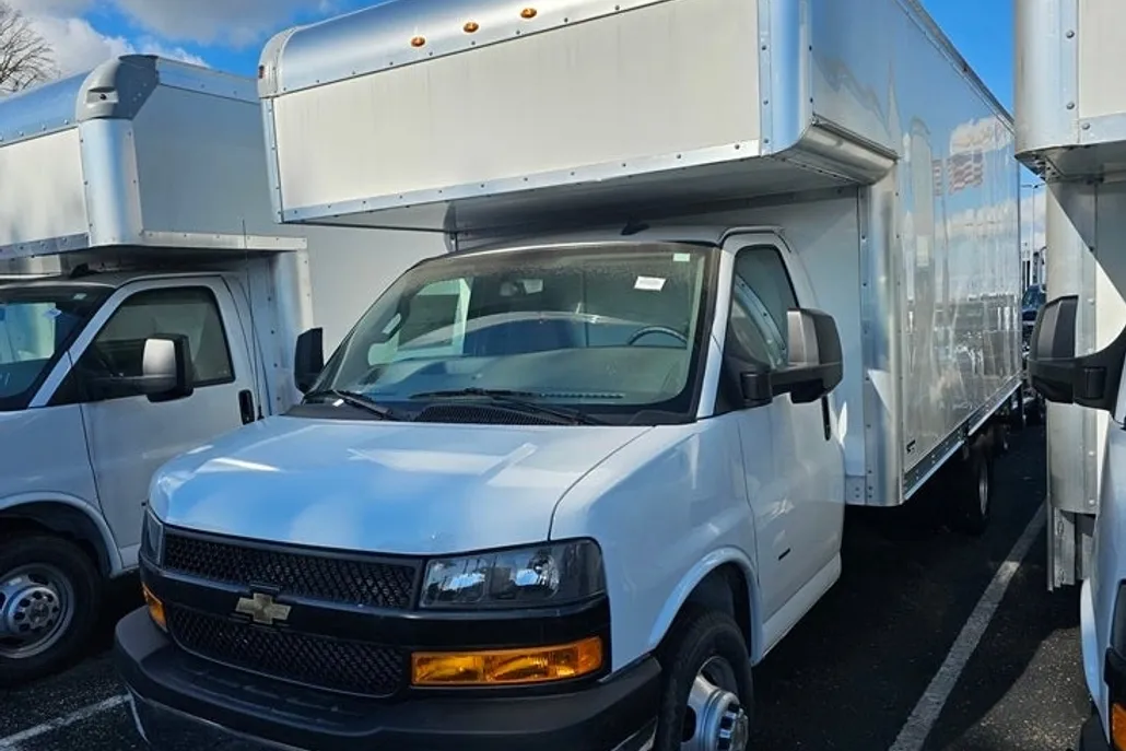 2023 Chevrolet Express Cutaway 3500 photo 1