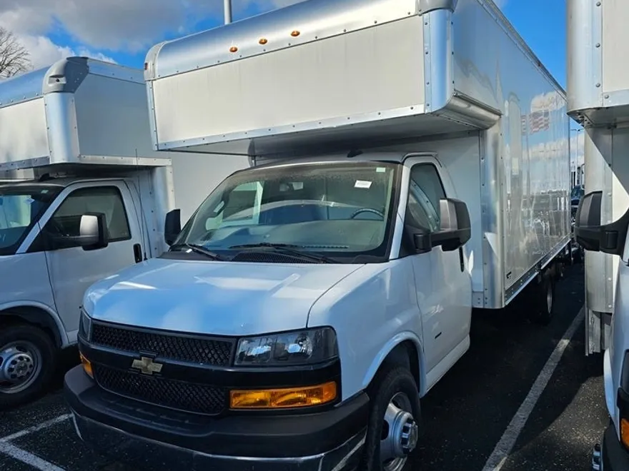 2023 Chevrolet Express Cutaway 3500 photo 1