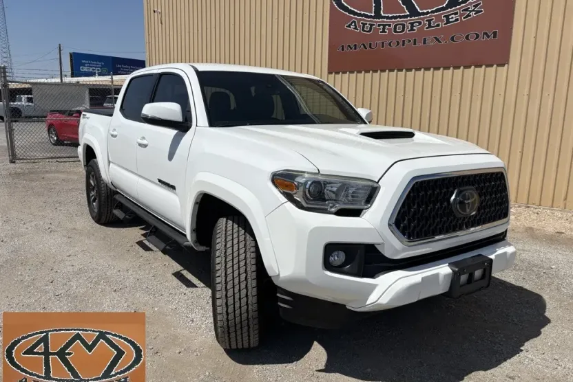 2018 Toyota Tacoma TRD Sport photo 1