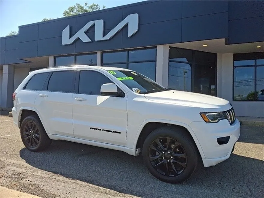2020 Jeep Grand Cherokee Laredo photo 1