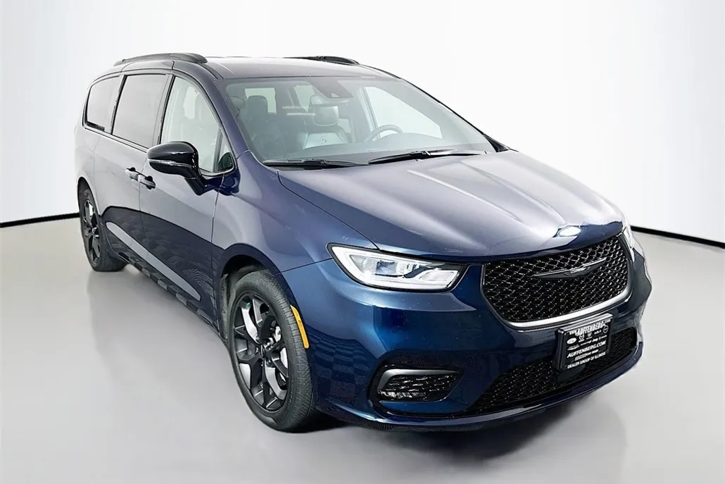 2024 Chrysler Pacifica Touring L photo 1