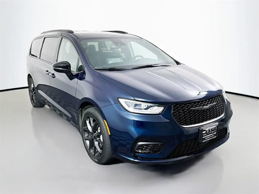 2024 Chrysler Pacifica Touring L photo 1