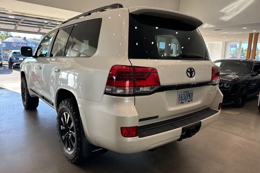 2017 Toyota Land Cruiser photo 1