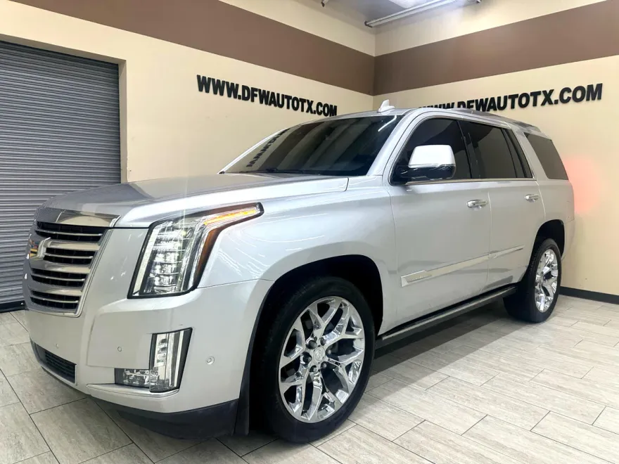 2017 Cadillac Escalade Platinum photo 1