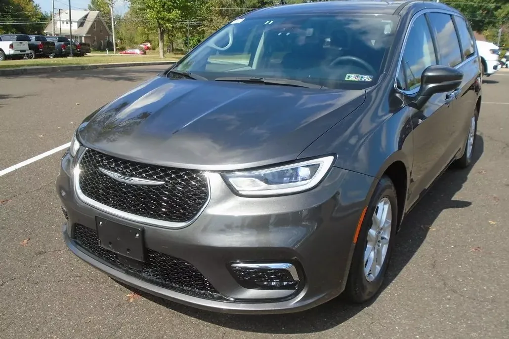 2023 Chrysler Pacifica Touring L photo 1