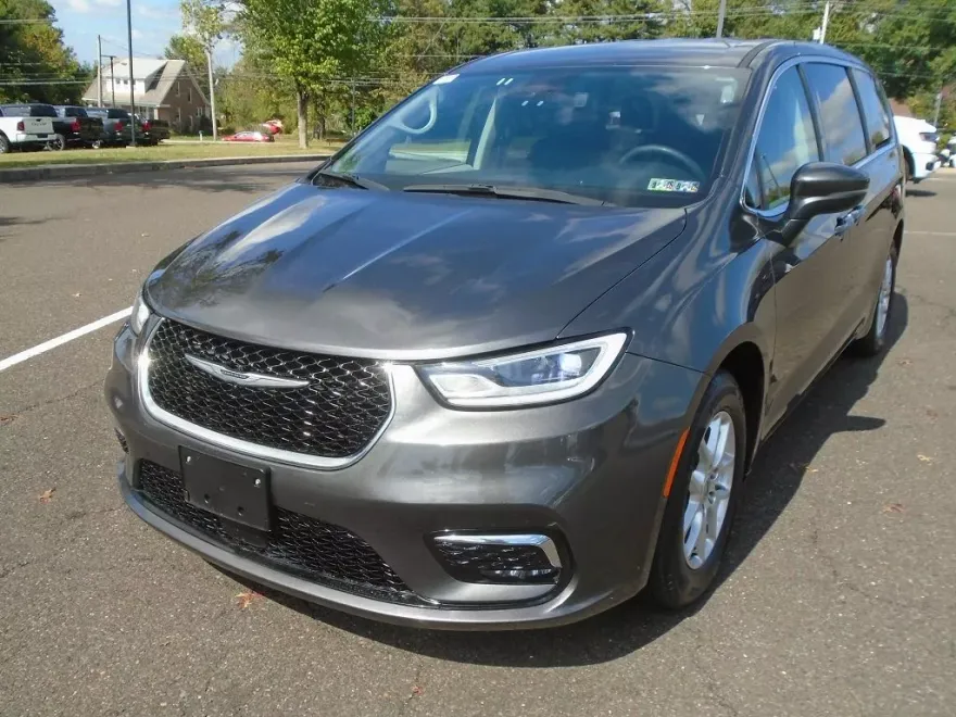 2023 Chrysler Pacifica Touring L photo 1