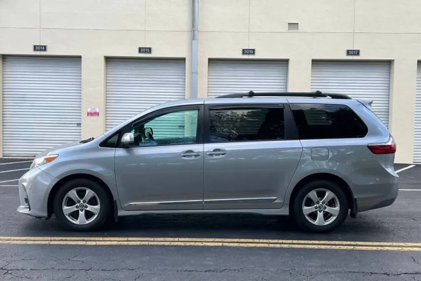 2018 Toyota Sienna LE photo 1