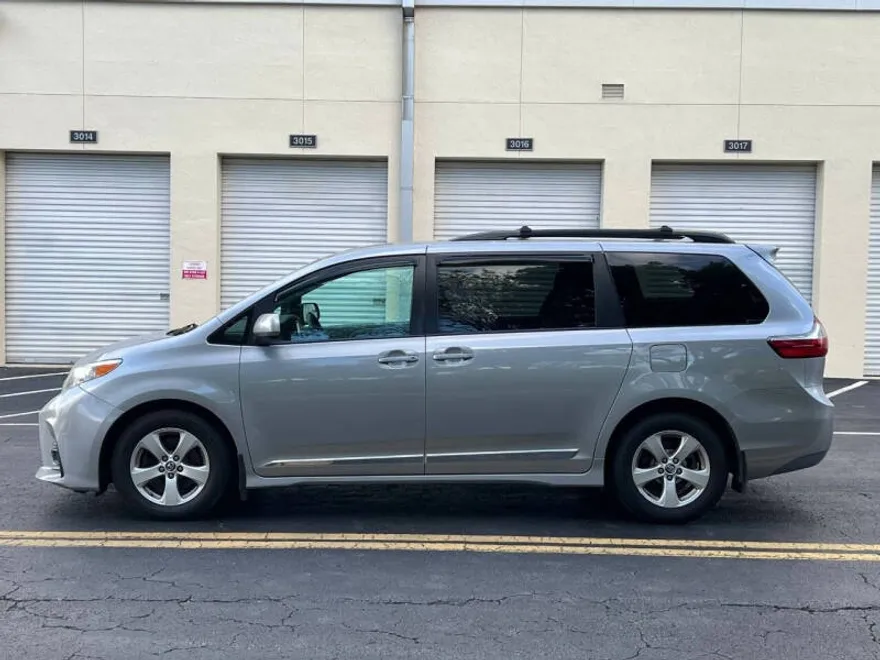 2018 Toyota Sienna LE photo 1