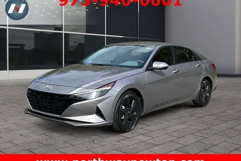 2022 Hyundai Elantra SEL photo 1