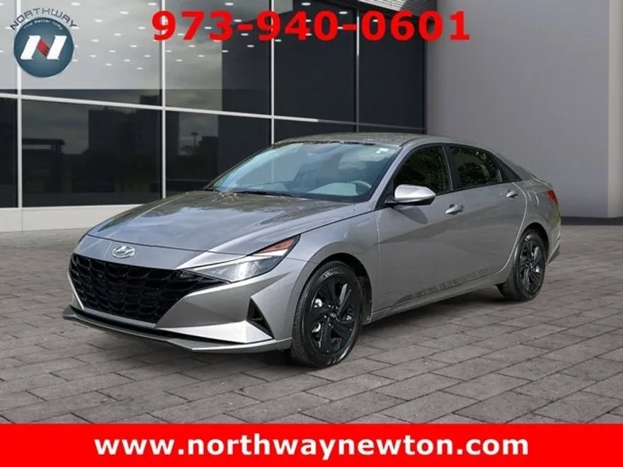 2022 Hyundai Elantra SEL photo 1