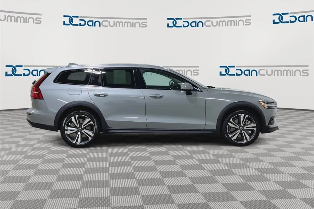 2025 Volvo V60 Cross Country B5 Plus photo 1