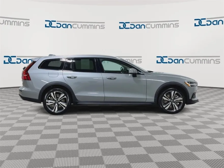 2025 Volvo V60 Cross Country B5 Plus photo 1