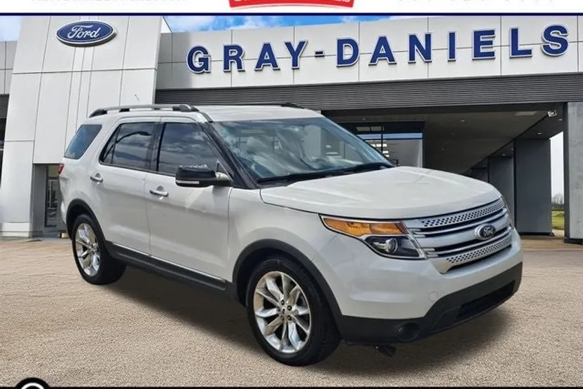 2015 Ford Explorer XLT photo 1