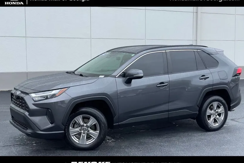 2022 Toyota RAV4 XLE photo 1