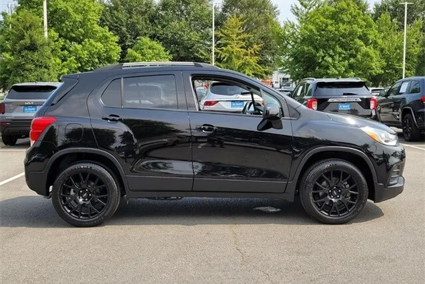 2022 Chevrolet Trax LT photo 1