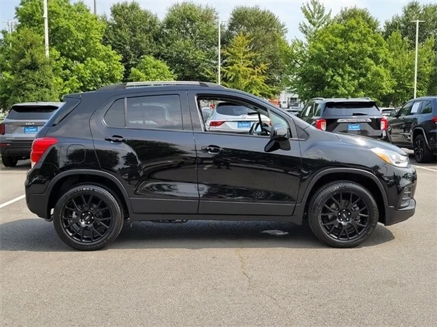 2022 Chevrolet Trax LT photo 1