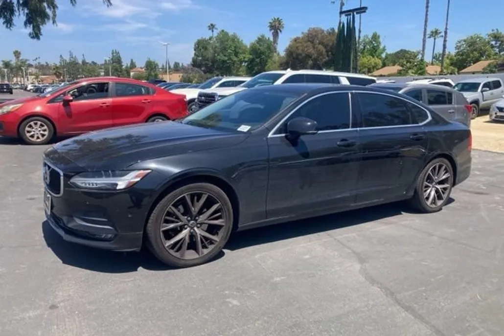 2018 Volvo S90 Momentum photo 1