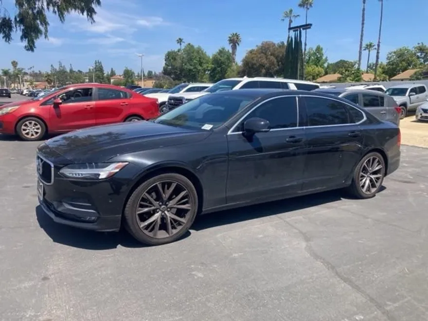 2018 Volvo S90 Momentum photo 1