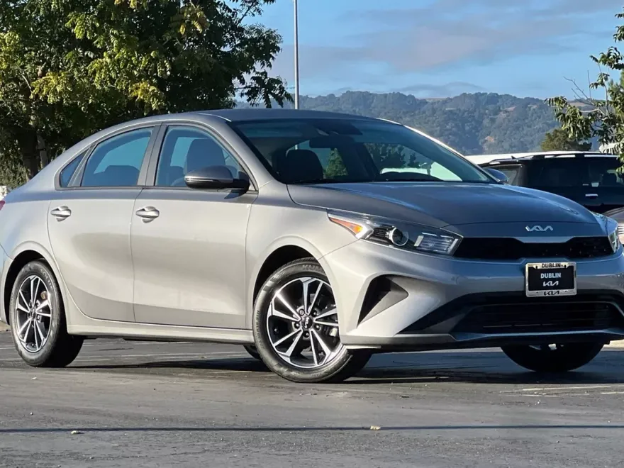 2023 Kia Forte LXS photo 1