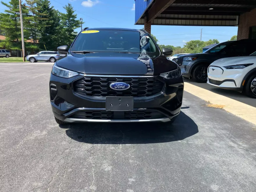 2023 Ford Escape ST-Line photo 1