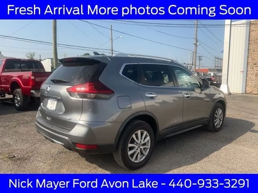 2018 Nissan Rogue SV photo 1