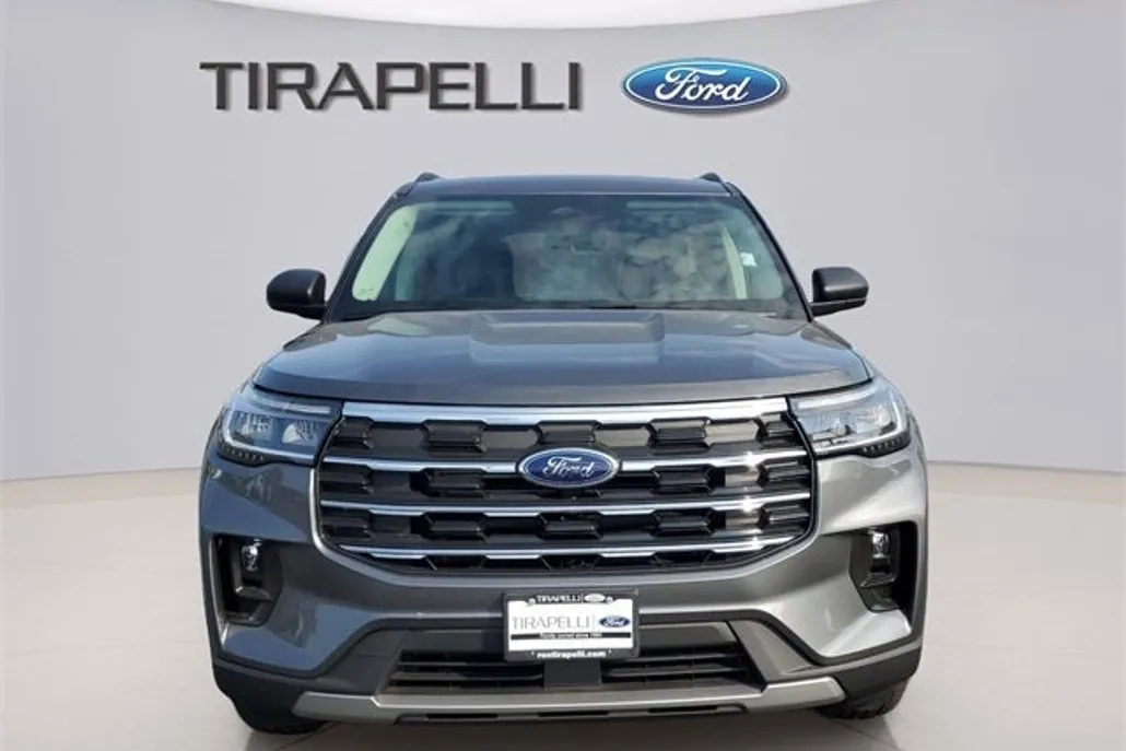 2025 Ford Explorer photo 1