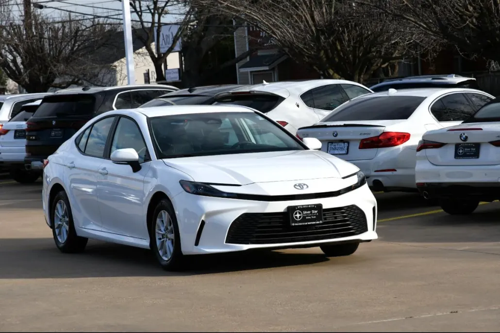 2025 Toyota Camry LE photo 1