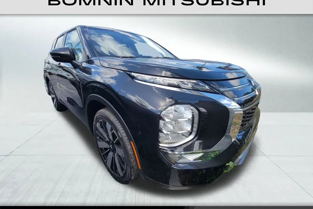 2025 Mitsubishi Outlander SE photo 1