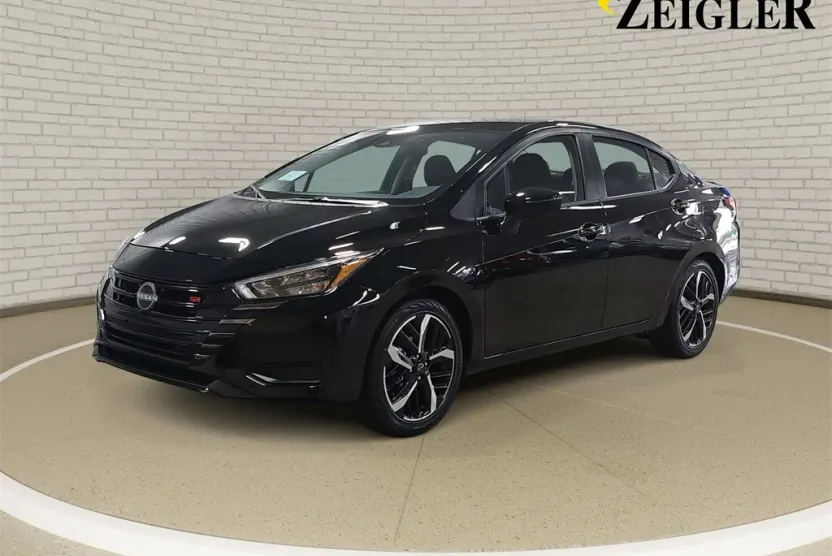 2025 Nissan Versa 1.6 SR photo 1