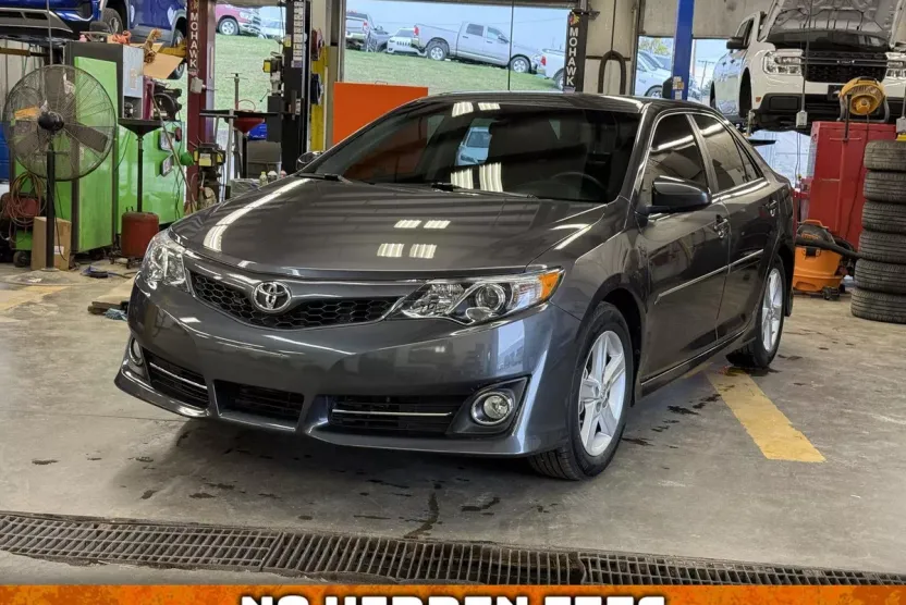 2014 Toyota Camry SE photo 1