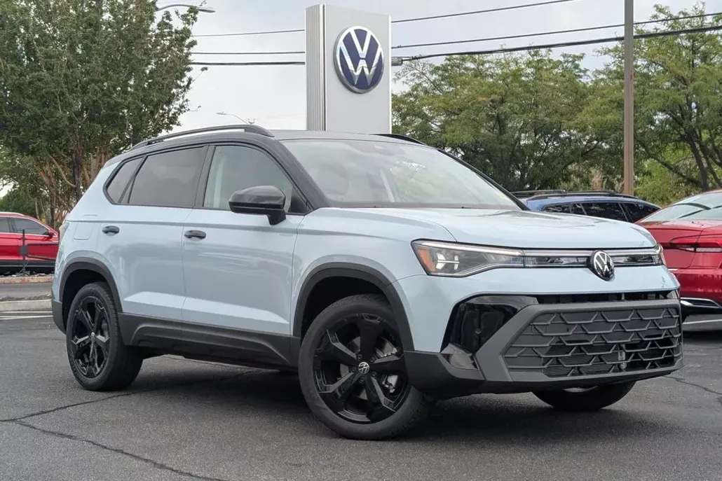 2025 Volkswagen Taos SE photo 1