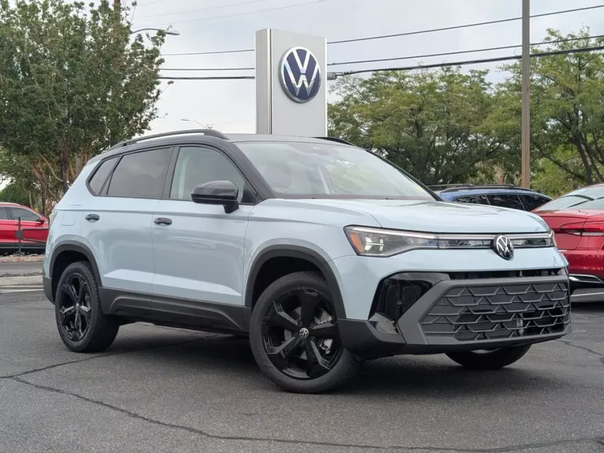2025 Volkswagen Taos SE photo 1