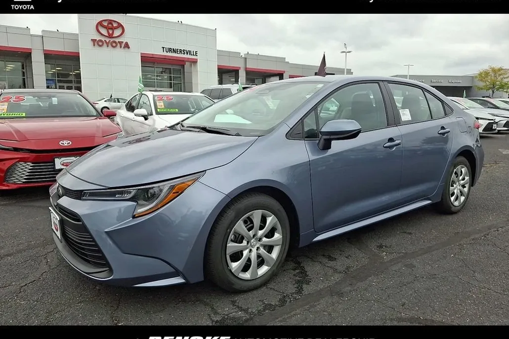 2025 Toyota Corolla LE photo 1