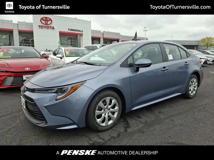 2025 Toyota Corolla LE photo 1