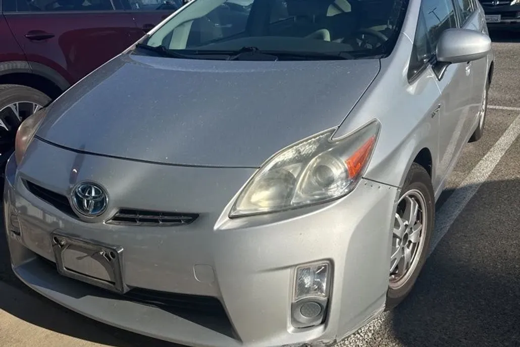 2010 Toyota Prius Three photo 1