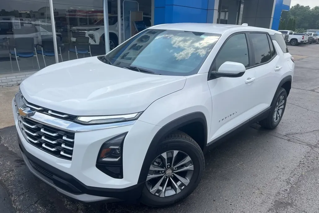 2026 Chevrolet Equinox LT photo 1