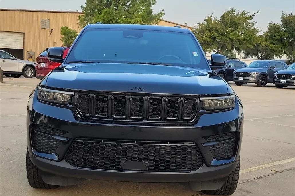 2022 Jeep Grand Cherokee Laredo photo 1