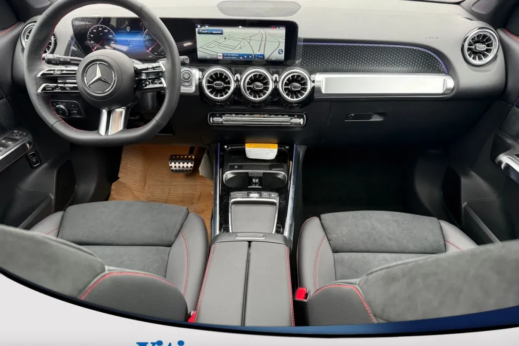 2025 Mercedes Benz GLB 250 4MATIC photo 1