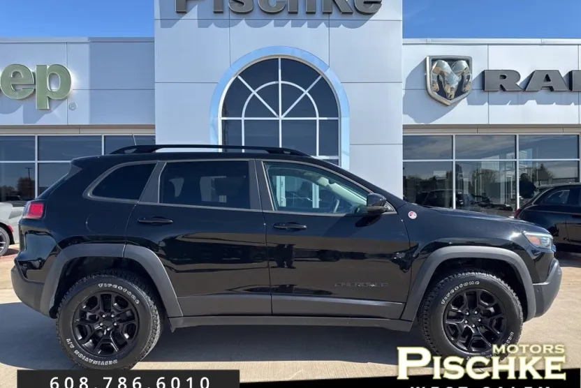 2023 Jeep Cherokee Trailhawk photo 1