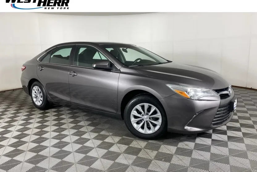 2016 Toyota Camry LE photo 1