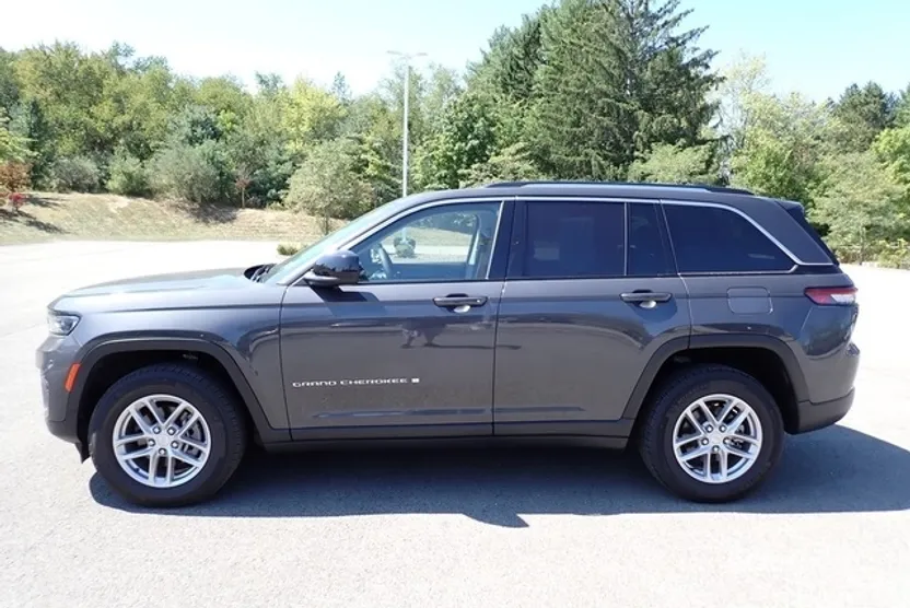 2023 Jeep Grand Cherokee Laredo photo 1