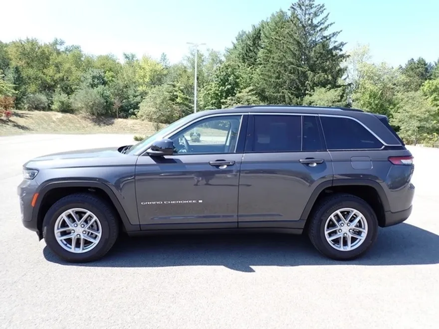 2023 Jeep Grand Cherokee Laredo photo 1